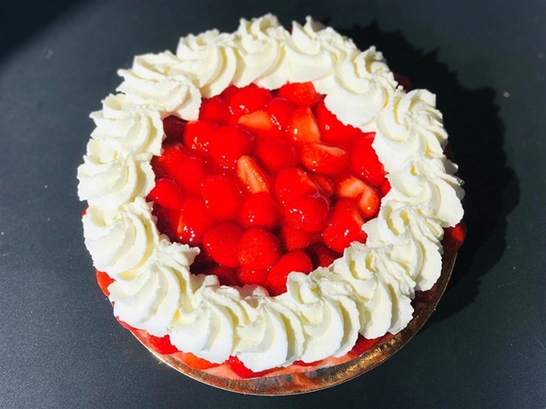 Verse aardbeien vlaai slagroom